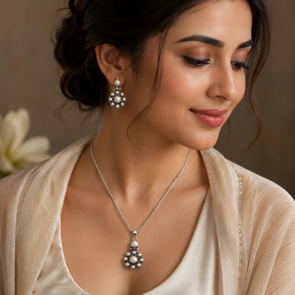white-pearl-pendent-set
